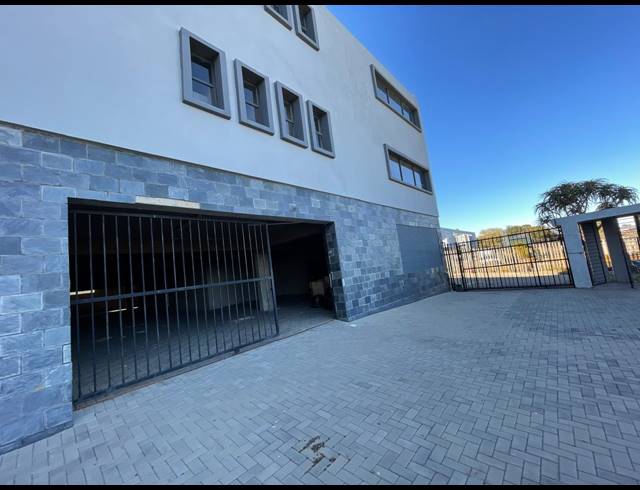 1,884M² OFFICE FOR SALE IN HALFWAY HOUSE